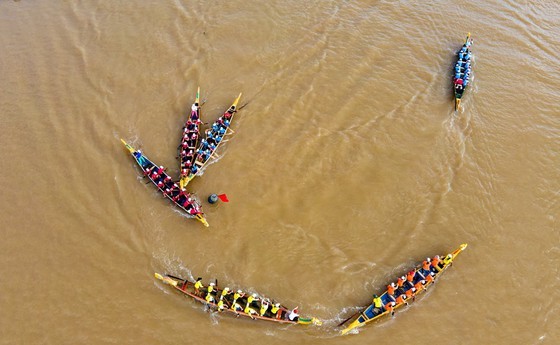 Traditional boat race marks 115th birth anniversary of late General Secretary  ảnh 5