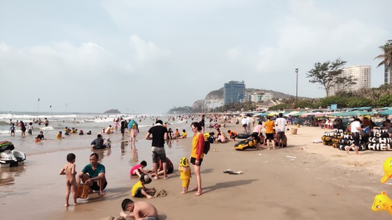 Visitors flock to tourist destinations on Hung Kings' death anniversary ảnh 1