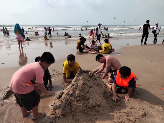 Visitors flock to tourist destinations on Hung Kings' death anniversary ảnh 2