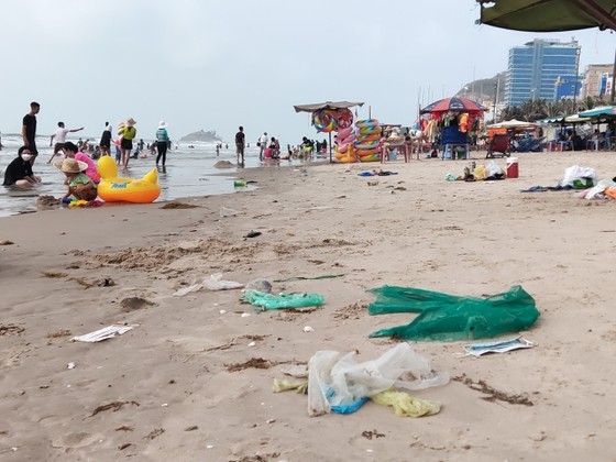 Visitors flock to tourist destinations on Hung Kings' death anniversary ảnh 5