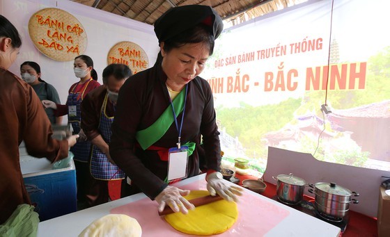 Colorful beauty of traditional cakes ảnh 6
