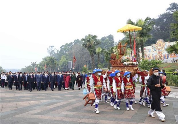 President offers incense in commemoration of Hung Kings ảnh 1