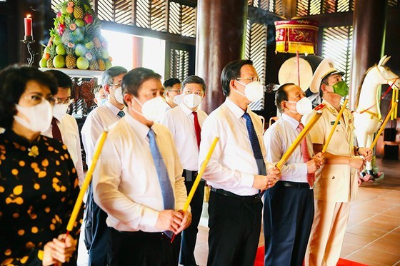 HCMC’s leaders offer incense to Hung Kings on commemoration day ảnh 3
