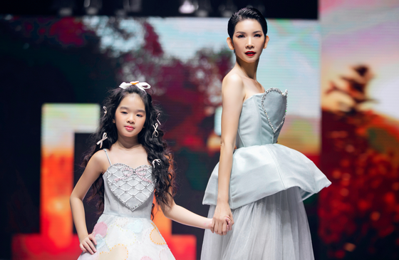 Children's fashion show broadcasts messages on protection of children ảnh 13