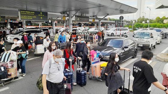 Tan Son Nhat airport asks to increase number of taxis on national holiday ảnh 1