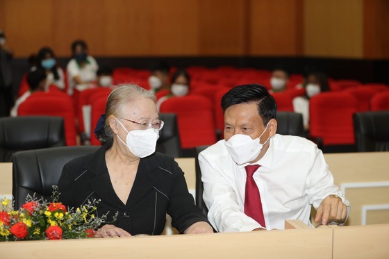 33 outstanding medical students receive Nguyen Van Huong scholarships ảnh 2