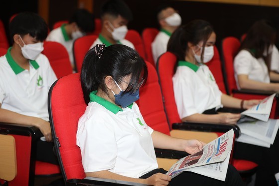 33 outstanding medical students receive Nguyen Van Huong scholarships ảnh 3