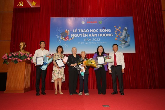 33 outstanding medical students receive Nguyen Van Huong scholarships ảnh 6