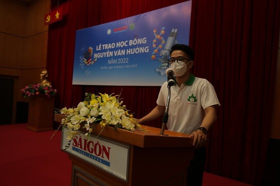 33 outstanding medical students receive Nguyen Van Huong scholarships ảnh 7