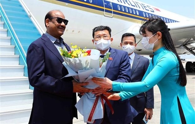 Indian lower house speaker arrives in Hanoi, starting official visit to Vietnam ảnh 1