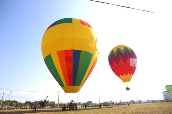 First hot air balloon festival held in Kon Tum ảnh 3