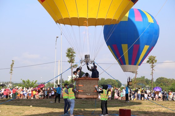 First hot air balloon festival held in Kon Tum ảnh 5