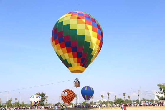 First hot air balloon festival held in Kon Tum ảnh 6