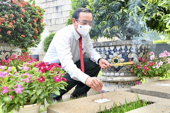 HCMC leaders pay tribute to Uncle Ho, fallen soldiers on Reunification Day ảnh 2
