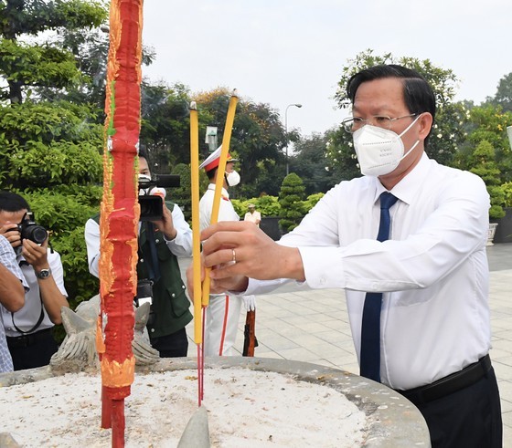 HCMC leaders pay tribute to Uncle Ho, fallen soldiers on Reunification Day ảnh 3