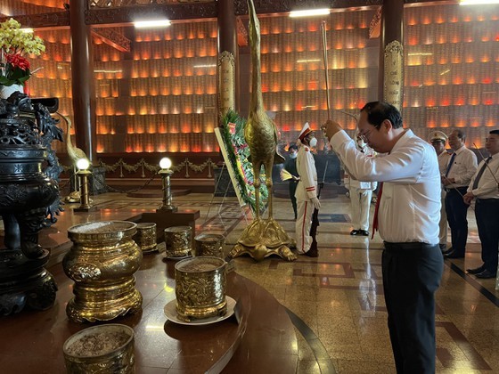 HCMC leaders pay tribute to Uncle Ho, fallen soldiers on Reunification Day ảnh 6