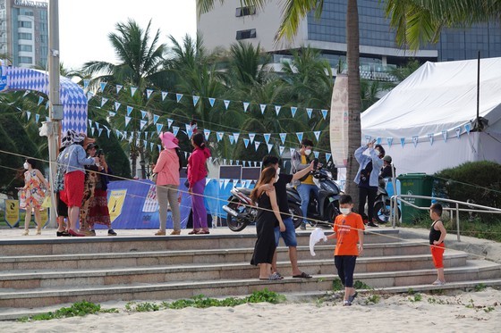 Colorful kites fill Da Nang sky on national holidays ảnh 10