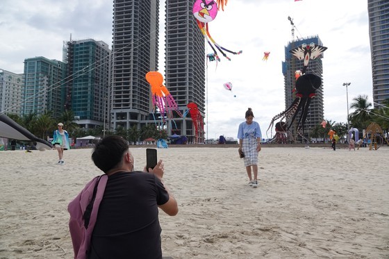 Colorful kites fill Da Nang sky on national holidays ảnh 11