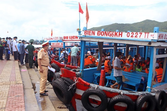 Tourists flock to Nha Trang, Da Lat for public holidays despite rain ảnh 2