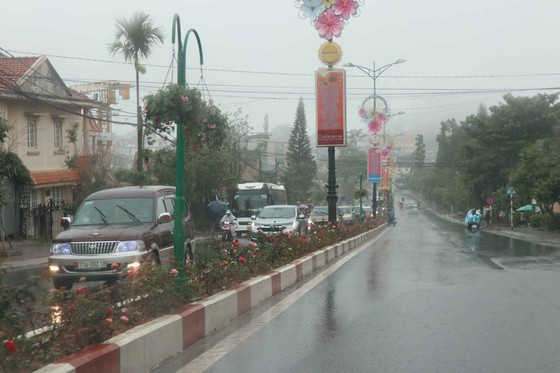 Tourists flock to Nha Trang, Da Lat for public holidays despite rain ảnh 11