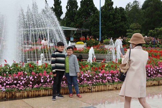 Tourists flock to Nha Trang, Da Lat for public holidays despite rain ảnh 10