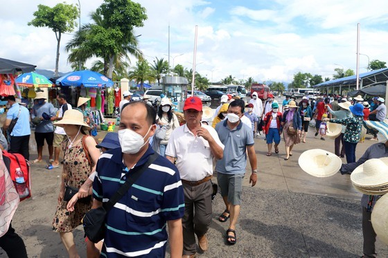 Tourists flock to Nha Trang, Da Lat for public holidays despite rain ảnh 5