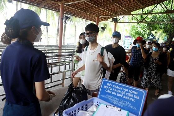 Tourists flock to Nha Trang, Da Lat for public holidays despite rain ảnh 6