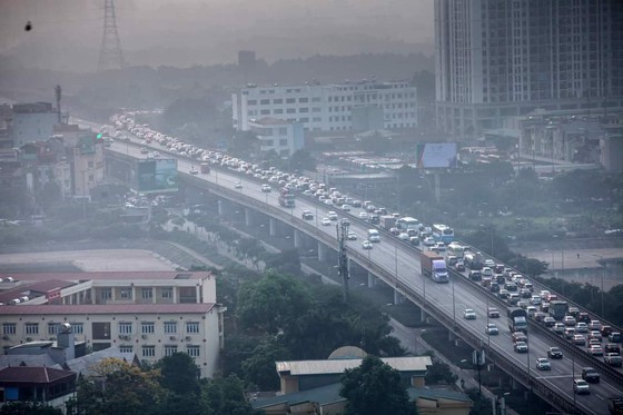 Severe traffic jams occur on Hanoi gateways during holidays  ảnh 1