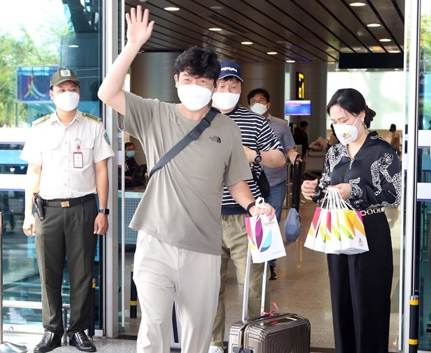 Foreign arrivals up 2.4 times in April ảnh 1