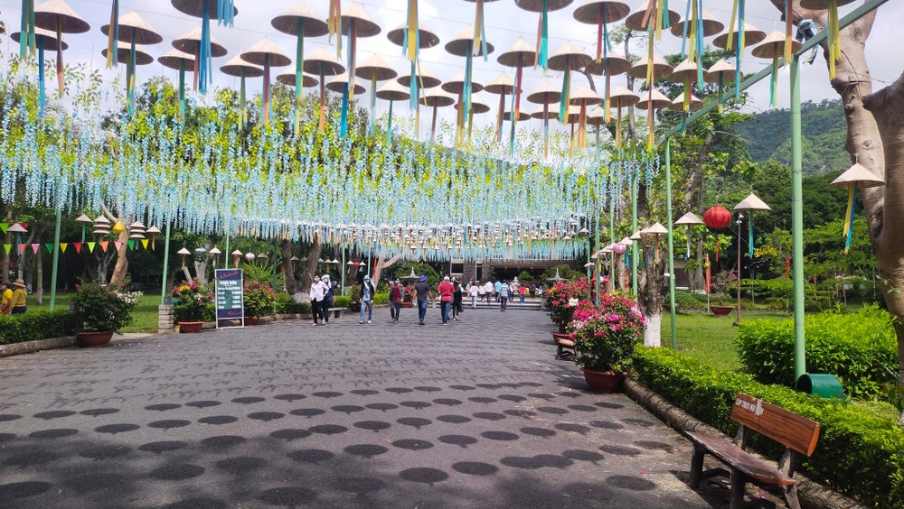 Tourism bounces back strongly ảnh 4