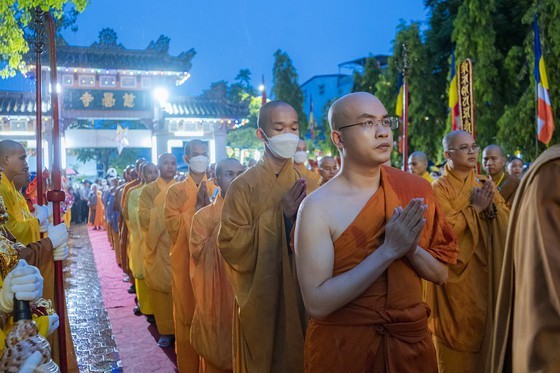 Grand ceremony marking Lord Buddha’s 2566th birthday held in Hue ảnh 9