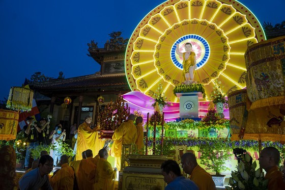 Grand ceremony marking Lord Buddha’s 2566th birthday held in Hue ảnh 13