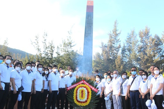 HCMC’s NA deputies pay tribute to heroic martyrs on Con Dao Islands ảnh 1
