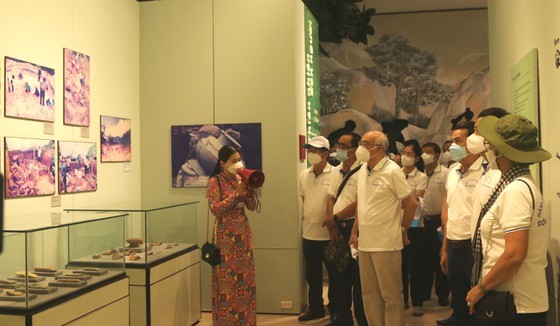 HCMC’s NA deputies pay tribute to heroic martyrs on Con Dao Islands ảnh 6