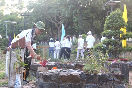 HCMC’s NA deputies pay tribute to heroic martyrs on Con Dao Islands ảnh 3