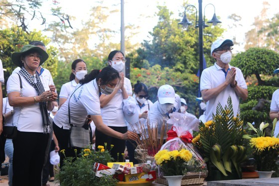 HCMC’s NA deputies pay tribute to heroic martyrs on Con Dao Islands ảnh 5