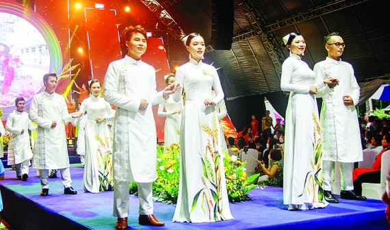 8th HCMC Ao Dai Festival 2022 ends ảnh 1