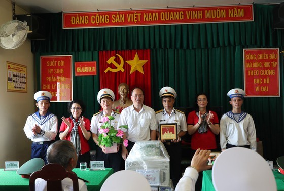 HCMC’s delegation concludes visit to Truong Sa archipelago, DK1 platform ảnh 15