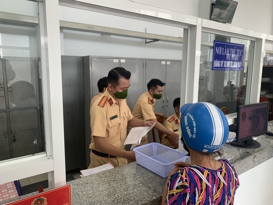 HCMC: License plate grant, vehicle registration at commune-level police stations ảnh 1