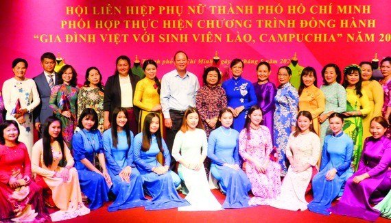 Vietnamese traditional dresses presented to Laotian, Cambodian students in HCMC ảnh 1