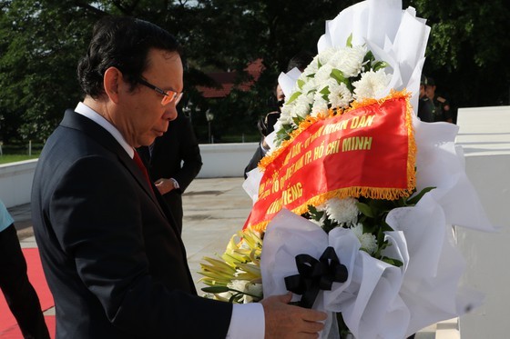 High-ranking delegation of HCMC visits Laos ảnh 5