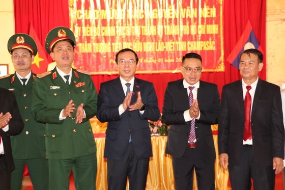 HCMC Party Chief visits primary school, Vietnamese community in Laos’ Champasak ảnh 5
