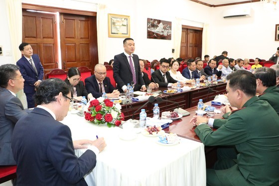 HCMC Party Chief visits primary school, Vietnamese community in Laos’ Champasak ảnh 11