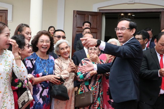 HCMC Party Chief visits primary school, Vietnamese community in Laos’ Champasak ảnh 13