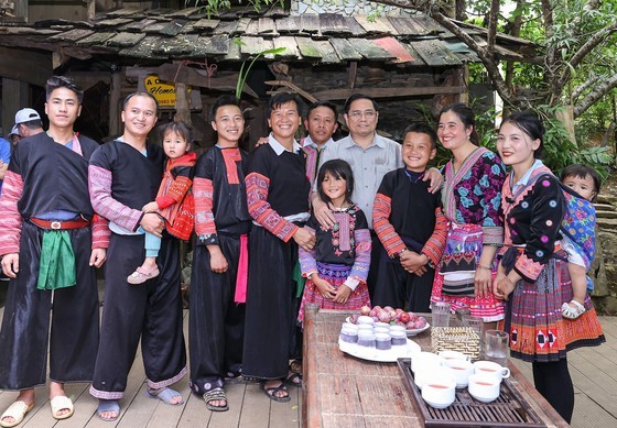 PM makes field trip to major projects in Son La ảnh 2