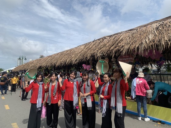 First floating fruit week opens in HCMC’s District 8 ảnh 7