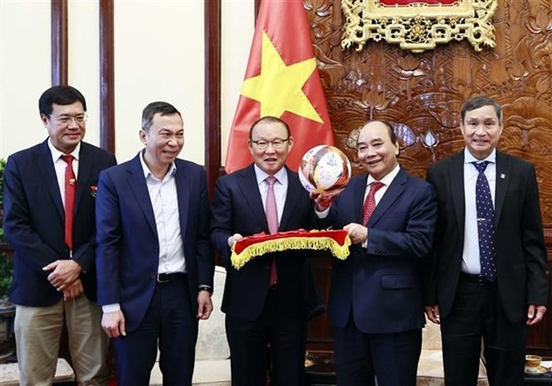 President Nguyen Xuan Phuc receives football coaches ảnh 1