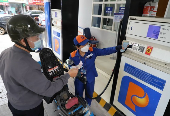 Petrol prices soar to near VND32,000 a liter  ảnh 1