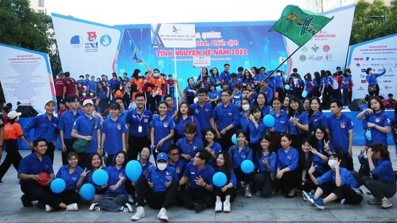 HCMC honors outstanding young people, launches summer volunteer campaign ảnh 7