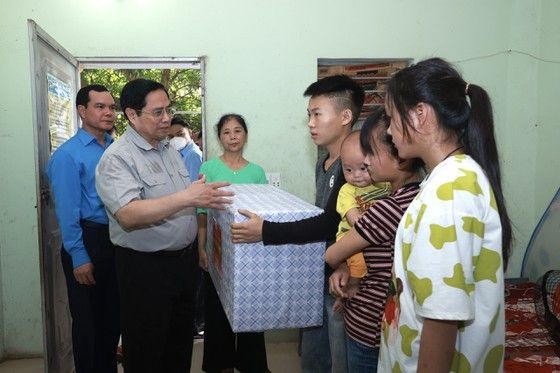 Prime Minister visits, offer gifts to disadvantaged workers in Bac Giang ảnh 2